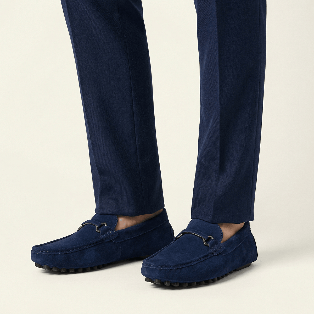 Mocassin à Picots en Daim avec Ornement Métallique - image 3